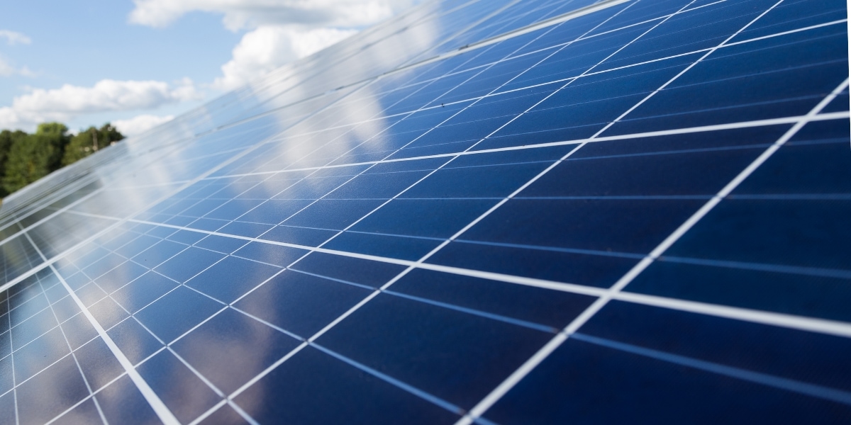 Balkonkraftwerk auf dem Gartenhaus montieren – so geht's!