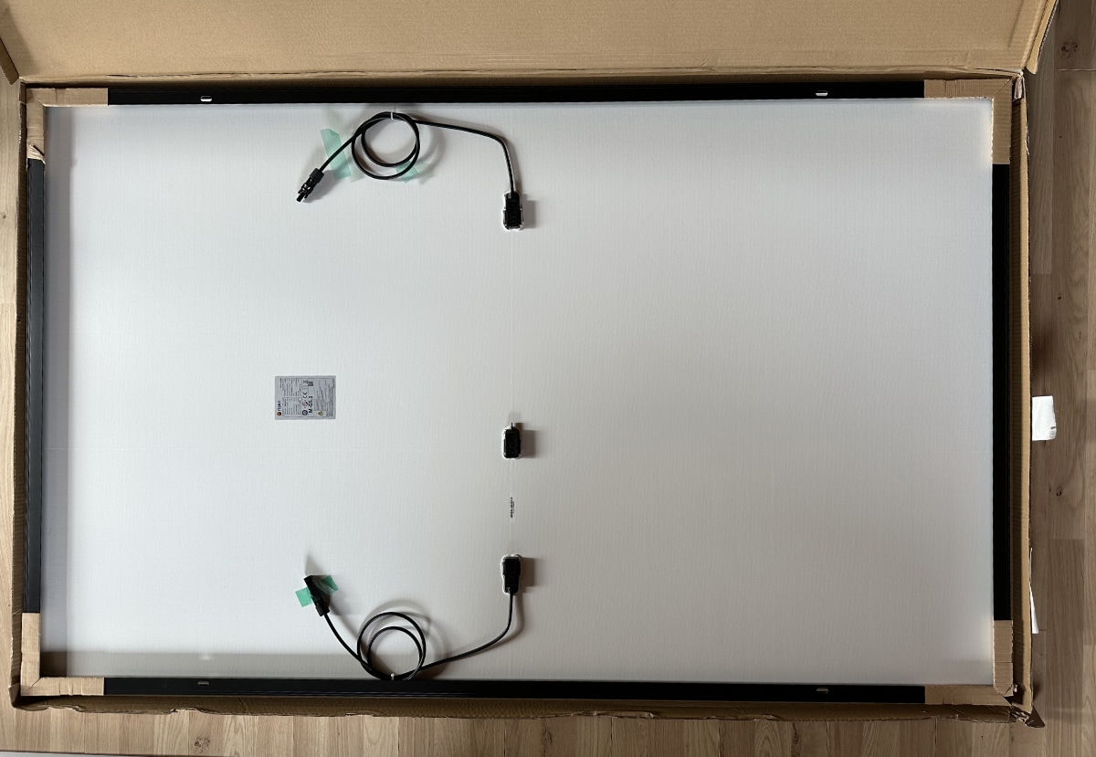 DC Solarkabel an einem Solarmodul