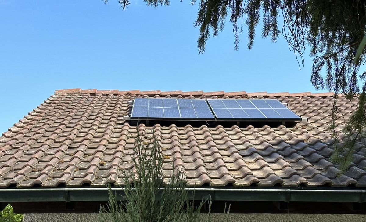 Balkonkraftwerk auf dem Dach montiert