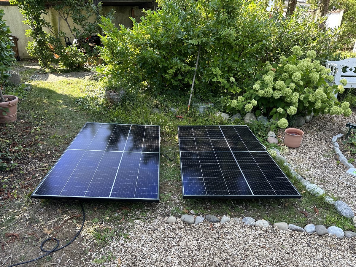 Freistehendes Balkonkraftwerk im Garten