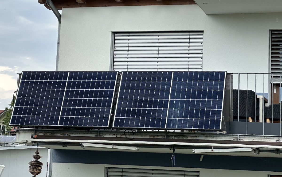 Balkonkraftwerk an Balkongeländer befestigt