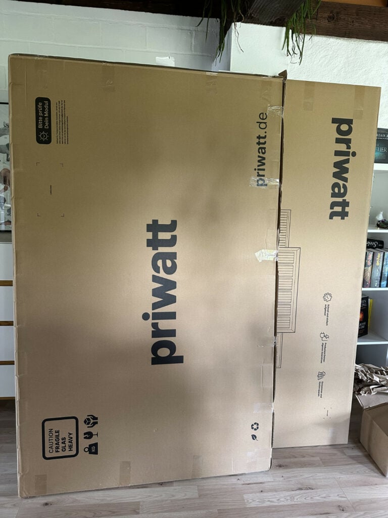 Priwatt Lieferkarton mit Solarmodulen