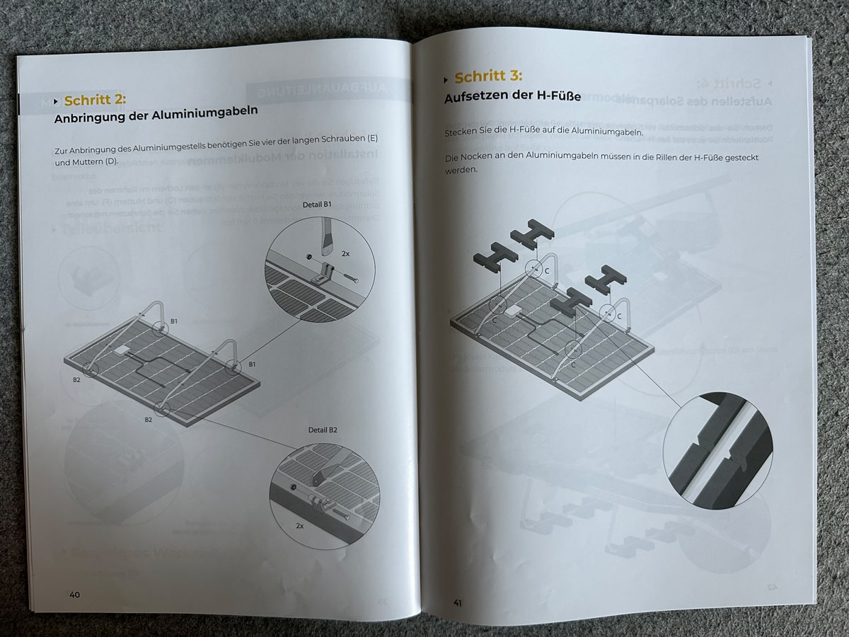 Farbige Anleitung mit Schemazeichnungen für die Monate der Halterung für das Solakon onBasic Balkonkraftwerk.
