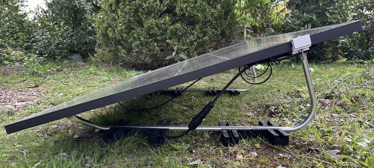 Ein fertig aufgebautes Solakon OnBasic Balkonkraftwerk mit meinem Solarmodul