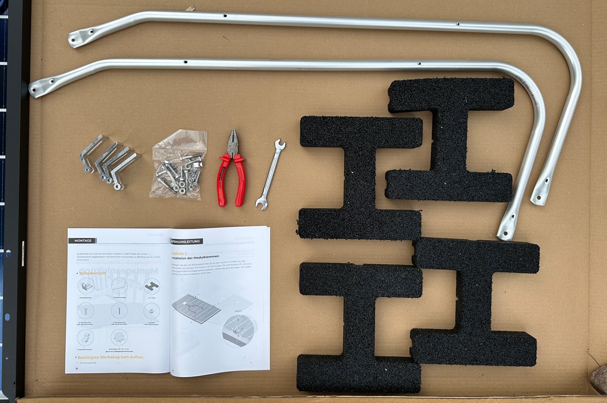 Benötigte Materialien und Werkzeuge für die Montage des Solakon onBasic Balkonkraftwerks: Montageset, Maulschlüssel, Zange & Anleitung