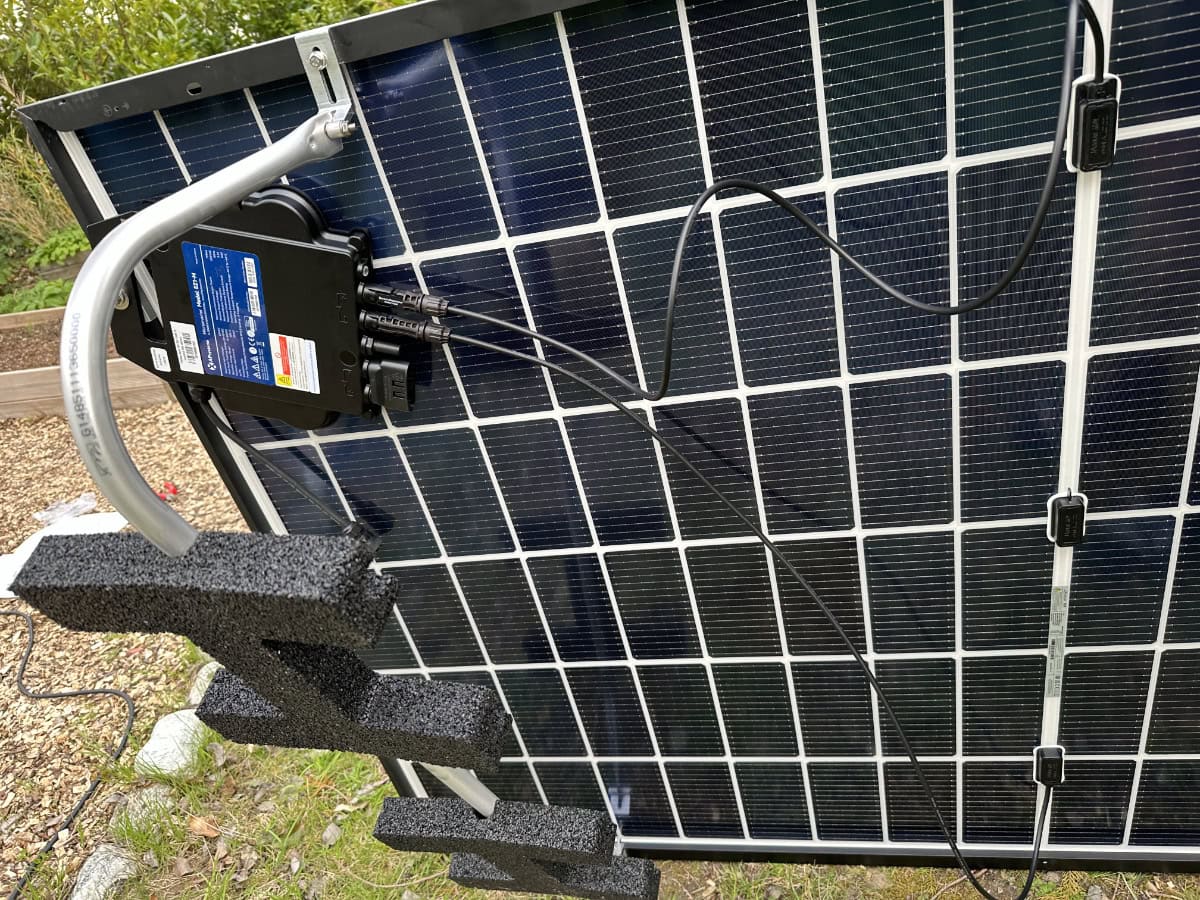 Foto des an das Solarmodul angeschlossene Solarmodul mit sichtbaren Kabeln