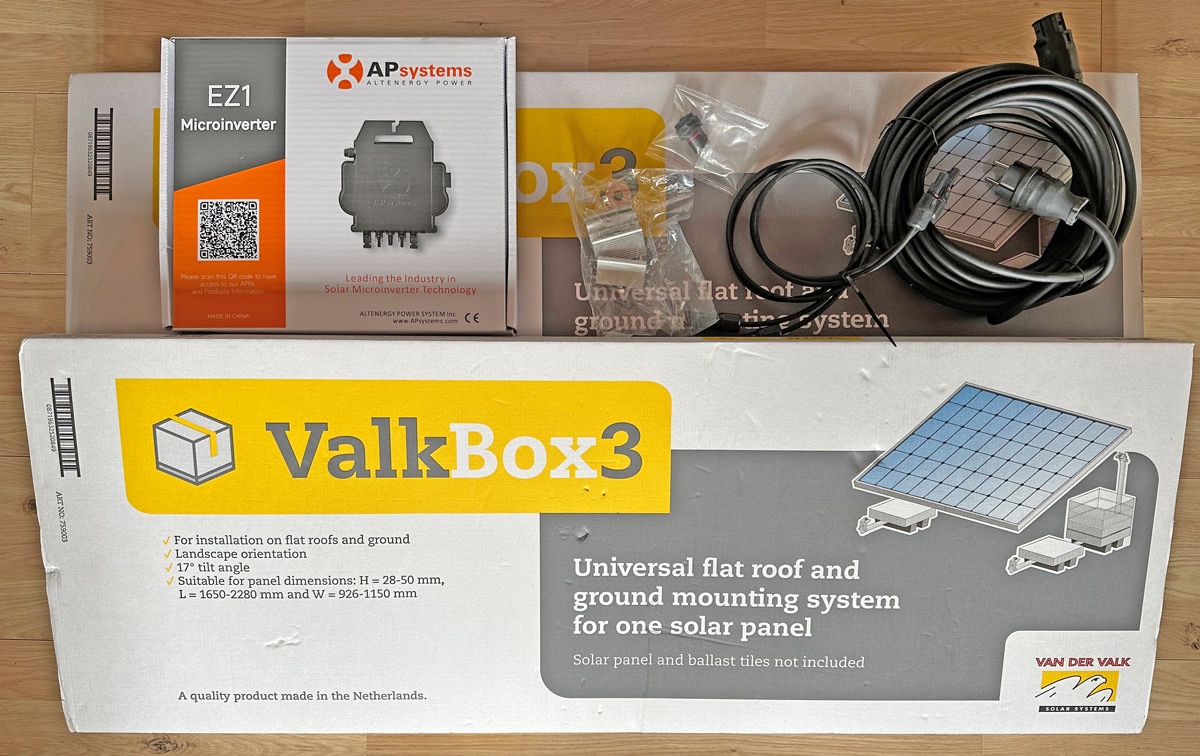 Alle gelieferten Teile des Solakon onBasic Balkonkraftwerks: Halterung, Wechselrichter, Kabel