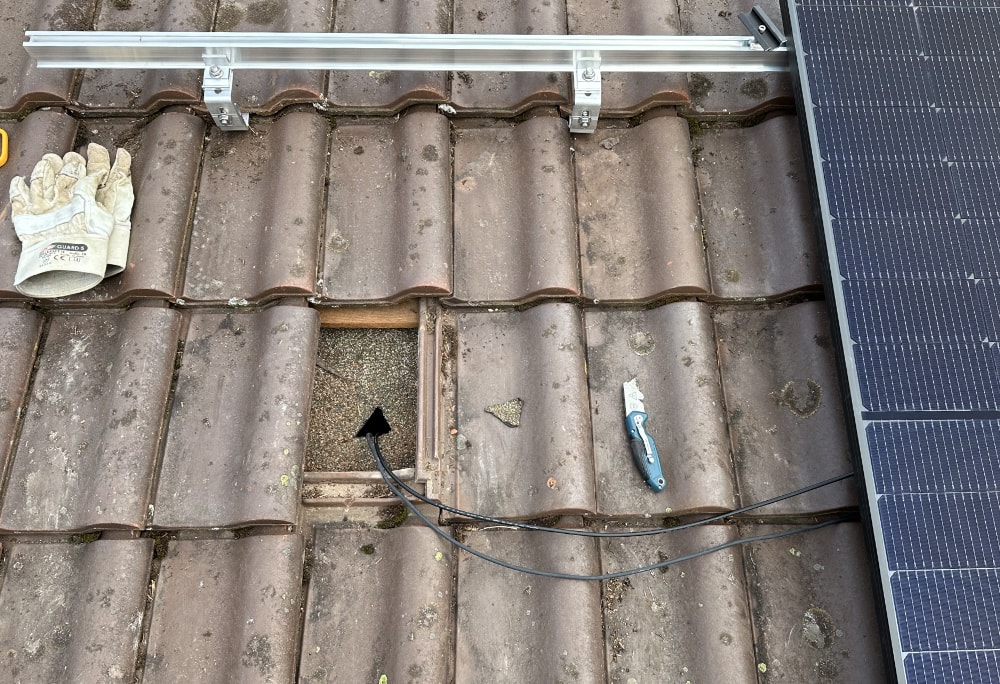 Dachdurchführung der Kabel für das Yuma Roof Balkonkraftwerk