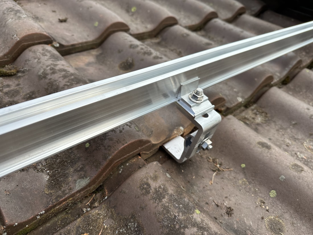 Befestigung der Montageschienen auf den Dachhaken.