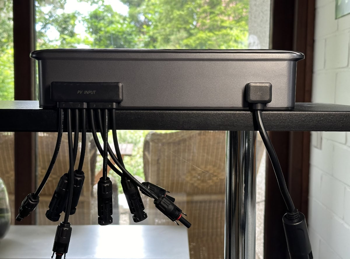 Foto der Rückseite des Zendure Solarflow Hyper mit den vier PV-Anschlüssen und dem AC-Anschluss