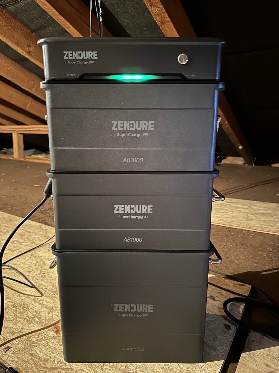 Zendure SolarFlow Hyper LED Leiste leuchtet grün